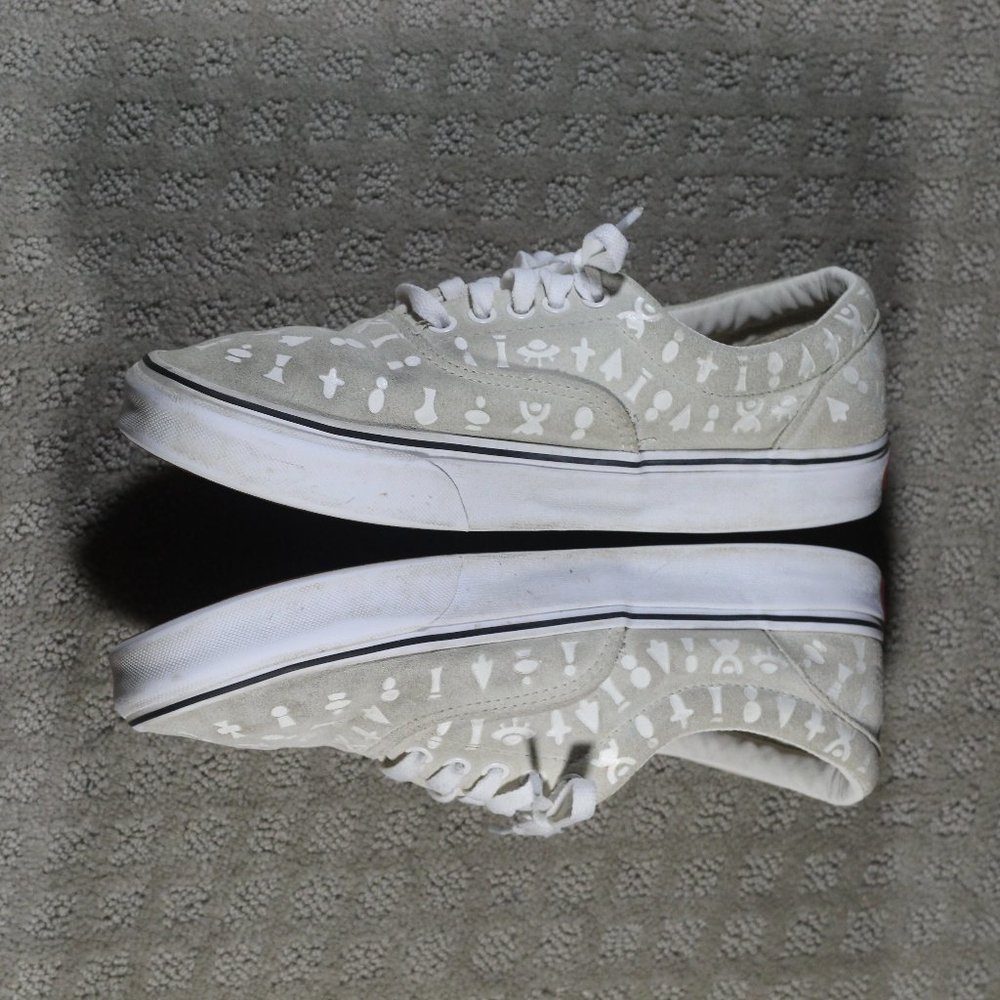 RARE! Vans Women's Size 9 Cream Suede with ALIEN Embossed Images Sneakers - Picture 4 of 7